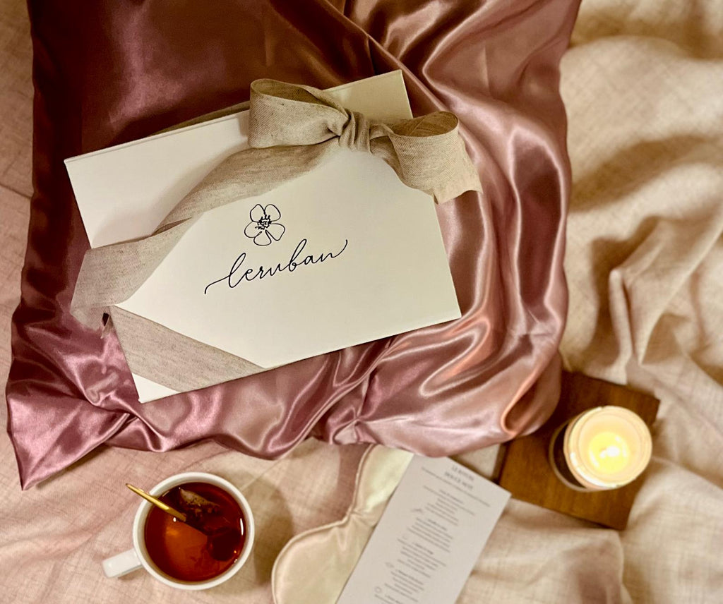 coffret douce nuit posé sur la taie doreiller en satin et son infusion et rituel