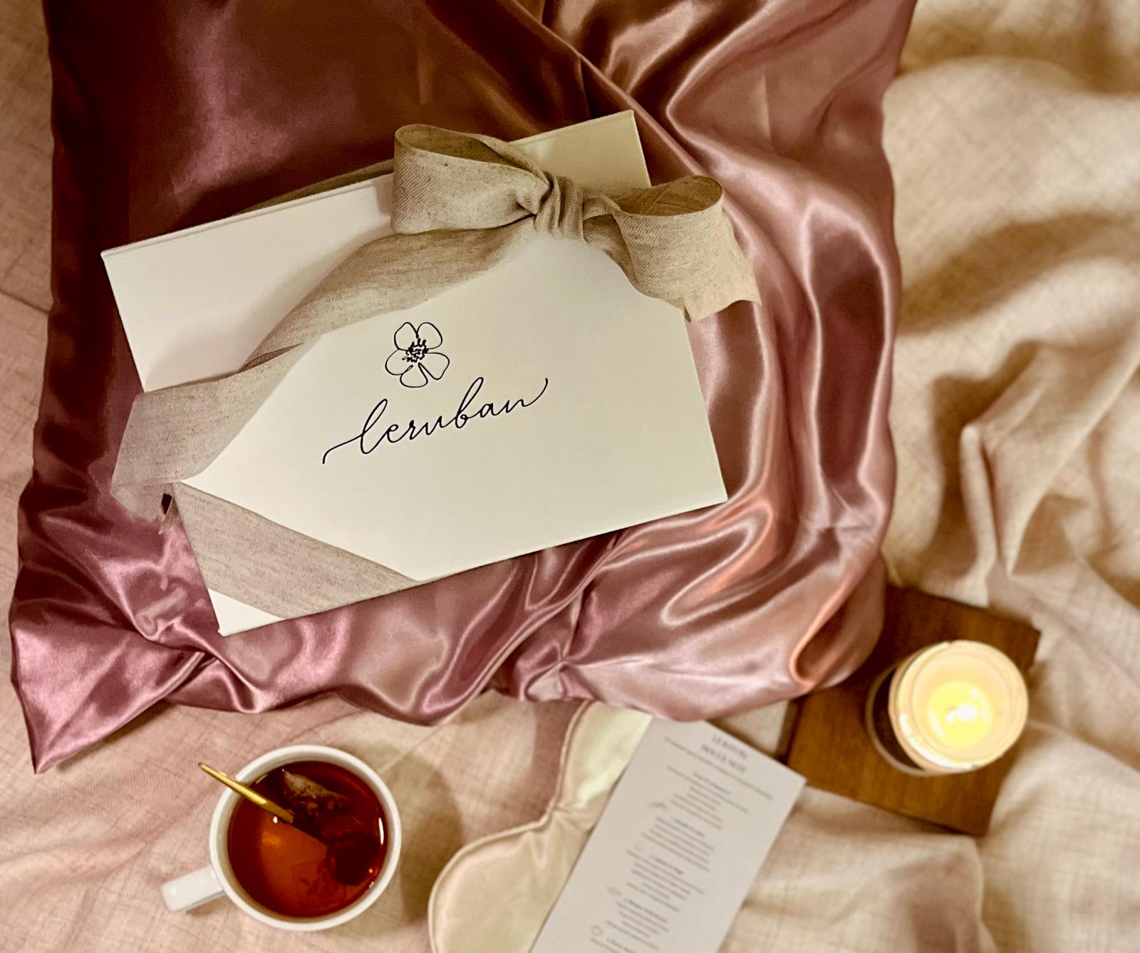 coffret douce nuit posé sur la taie doreiller en satin et son infusion et rituel
