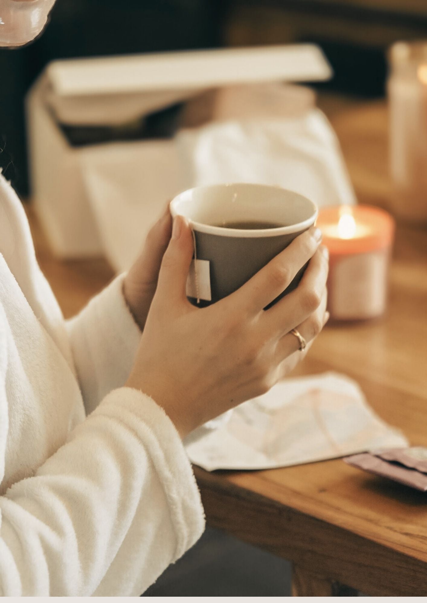 les mains d'une femme qui tiens son infusion du coffret douce nuit